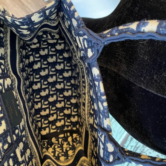 Blue and White Patterned Tote - Picture 7 of 12